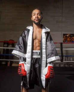 TITLE Boxing Fingertip Robe 22 TITLE Boxing Fingertip Robe -Sports Boxing TSRFBKWH 1