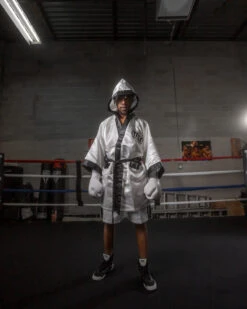 TITLE Boxing Fingertip Robe 31 TITLE Boxing Fingertip Robe -Sports Boxing TSRFWHBK 1