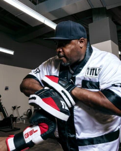 TITLE Boxing Aerovent Excel Incredi-Mitts 2.0 19 TITLE Boxing Aerovent Excel Incredi-Mitts 2.0 -Sports Boxing taepm2 bk rd wh 1